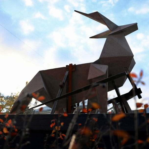 Врятована з Покровська скульптура «Оригамі Олень» вирушила на Венеційську бієнале