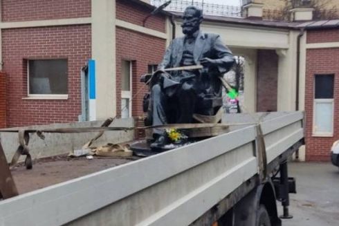 У Києві демонтували пам'ятник російському вченому Івану Павлову