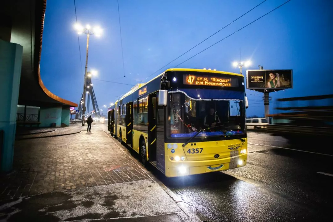 В Киеве вместо троллейбусов будут ездить автобусы, пока в Украине полностью не возобновят электроснабжение