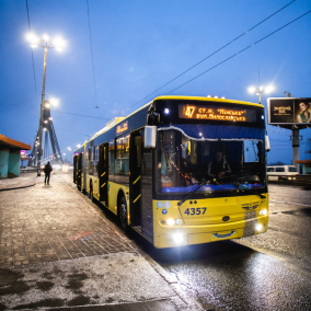 У Києві замість тролейбусів їздитимуть автобуси, доки в Україні повністю не відновлять електропостачання