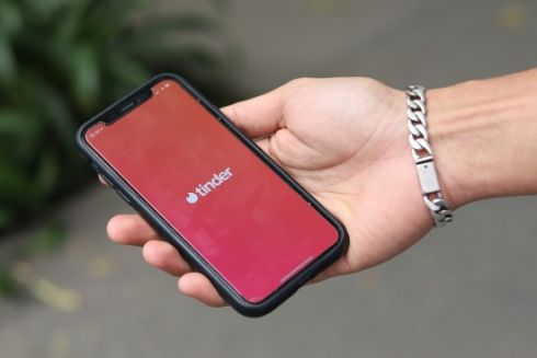 Tinder тестує ШІ, який аналізує фото з галереї для точніших збігів