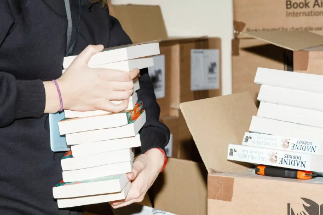 Україна отримала ще 27 тисяч книжок від британських видавництв: їх передадуть бібліотекам