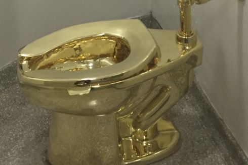 Золотий унітаз художника Мауріціо Каттелана продадуть за $10 мільйонів