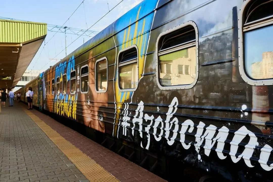 Фото. В Україні запустили &laquo;Потяг до перемоги&raquo;: його вагони розписані артом українських митців