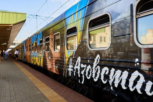 Фото. В Україні запустили «Потяг до перемоги»: його вагони розписані артом українських митців