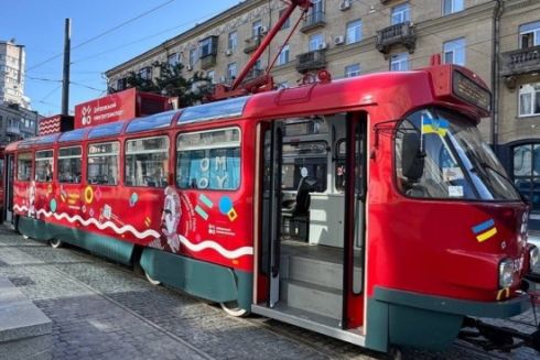 У Дніпрі запустили перший панорамний екскурсійний трамвай