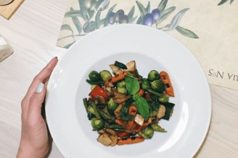 Стейк з цвітної капусти, локшина з ананасом і лазанья з цукіні: пісне меню в закладах Києва