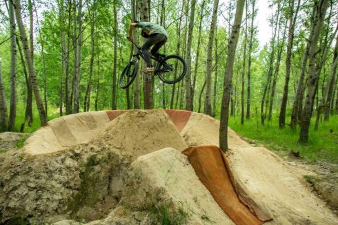 Кияни збирають підписи для порятунку від знесення велопарку у Голосієво