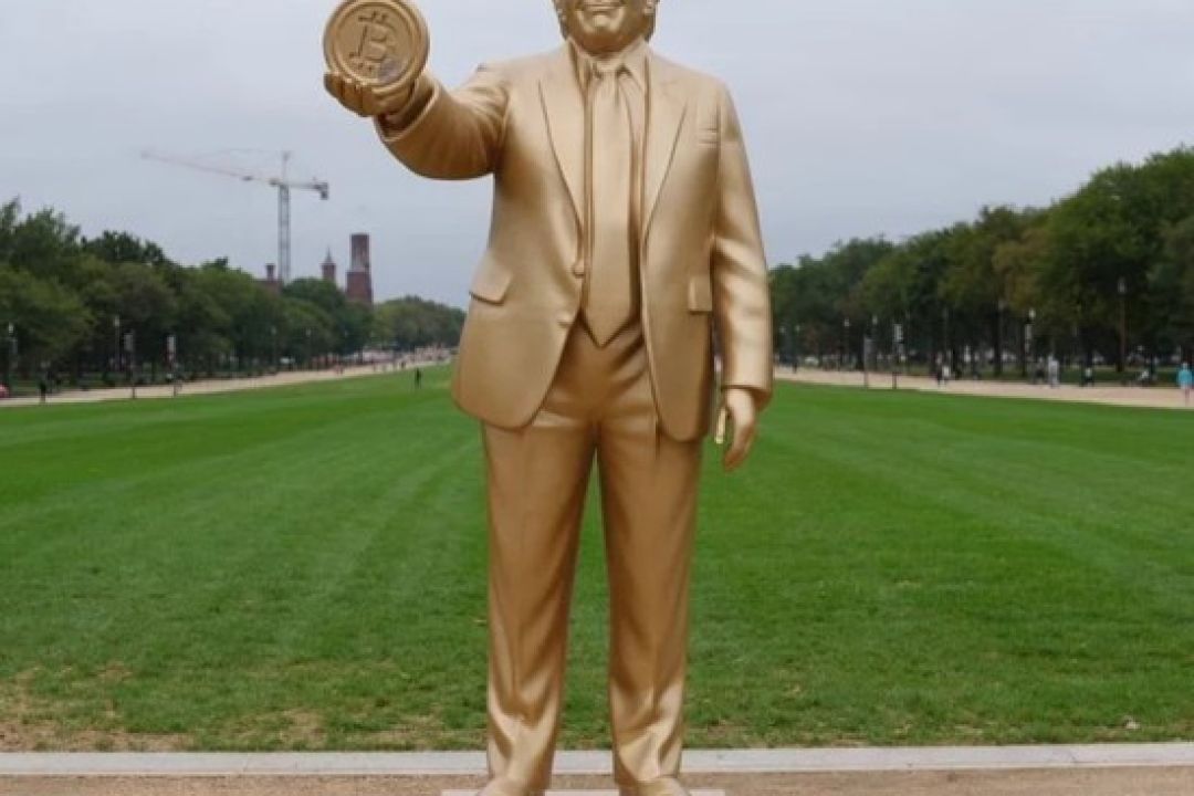 У Вашингтоні встановили «золоту» статую Трампа з біткоїном