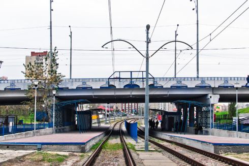 На станції швидкісного трамваю "Олександри Екстер" почали перебудовувати вхід