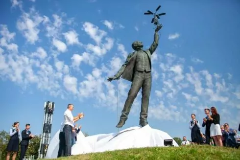 В Киеве открыли памятник авиаконструктору Сикорскому