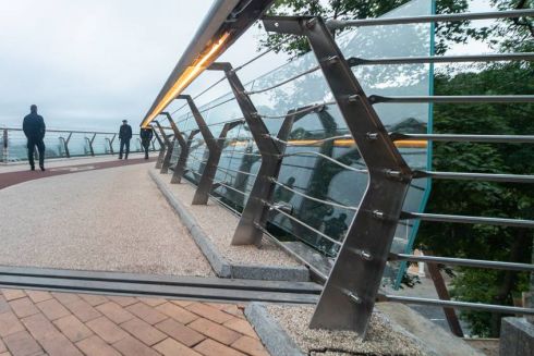 На «мосту Кличко» з'явилася нова тріщина: в основі огорожі