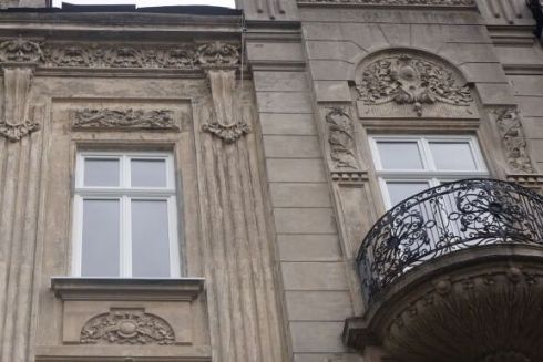 Фото. В историческом здании во Львове заменили пластиковые окна на деревянные по городской программе