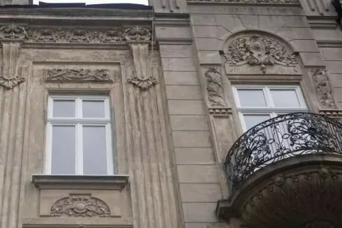 Фото. В історичній будівлі у Львові замінили пластикові вікна на дерев'яні за міською програмою
