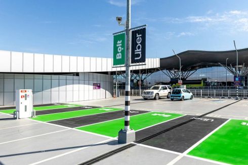 В «Борисполі» з'явилися спеціальні місця для паркування таксі Bolt і Uber