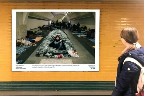 У Берлінській підземці проходить фотовиставка про українців, які ховаються від ракет у метро