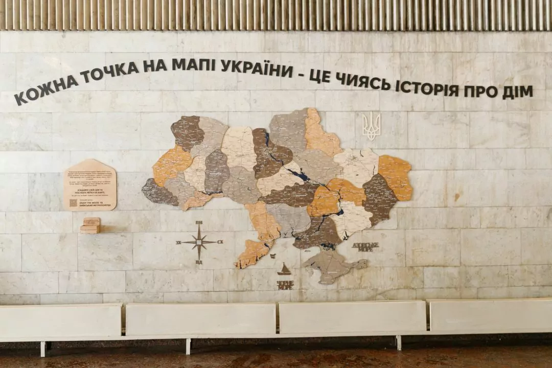 Познач своє місто: у київському метро встановили інтерактивну мапу України