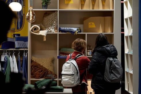 «Укрзалізниця» відкрила крамничку з мерчем на вокзалі у Києві