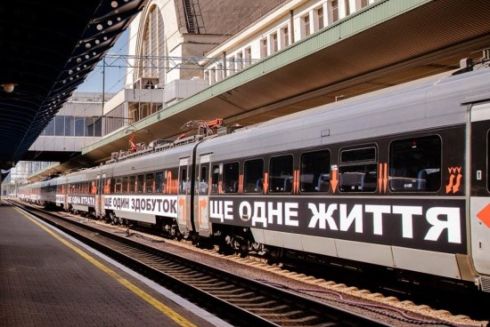 На YouTube вийшов фільм про інсталяцію Барбари Крюґер на потязі "Укрзалізниці"