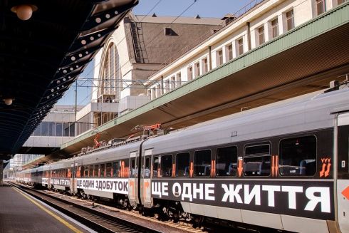 Через обстріл пошкоджено поїзд із роботою мисткині Барбари Крюгер