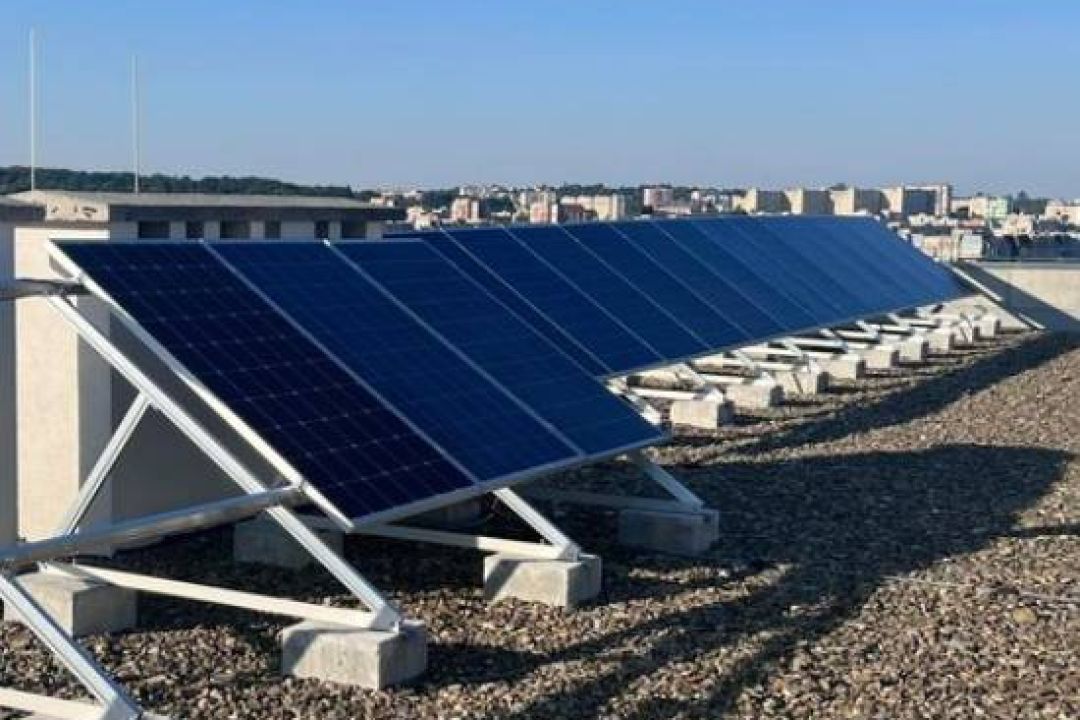 В Одесі мешканці багатоповерхівки встановили сонячні панелі і зробили будинок повністю автономним