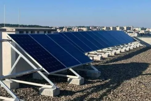 В Одесі мешканці багатоповерхівки встановили сонячні панелі і зробили будинок повністю автономним