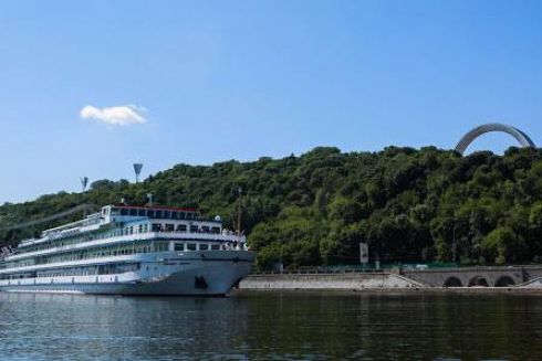 Від річкового вокзалу до моста Патона: відкривається сезон прогулянок Дніпром на теплоході