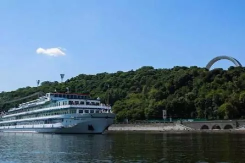 От речного вокзала до моста Патона: открывается сезон прогулок по Днепру на теплоходе