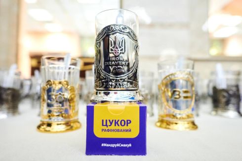 Iron Bravery: Укрзалізниця розробила новий дизайн підстаканників і цукру