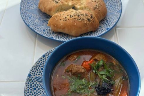 Самса, плов и «узбекская шаурма»: на Подоле открыли кафе «Ты + плов = любовь»