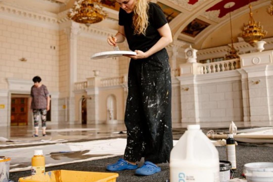 Художниця Леся Хоменко створює на київському вокзалі масштабне полотно