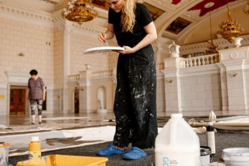 Художниця Леся Хоменко створює на київському вокзалі масштабне полотно