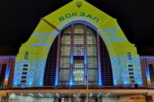 Смотрите, как в Киеве подсветили Родину-мать и Центральный вокзал