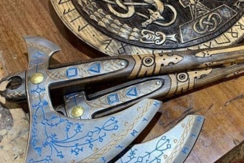 Завдяки гранту гостомельчанин відновив виробництво автентичних сокир у стилі вікінгів