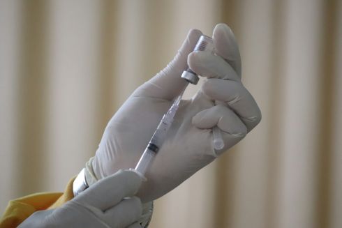 ШІ вперше спроєктував універсальну вакцину — її вже випробували на людях