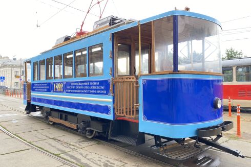 На Подолі почав курсувати відреставрований ретро-трамвай "1892"