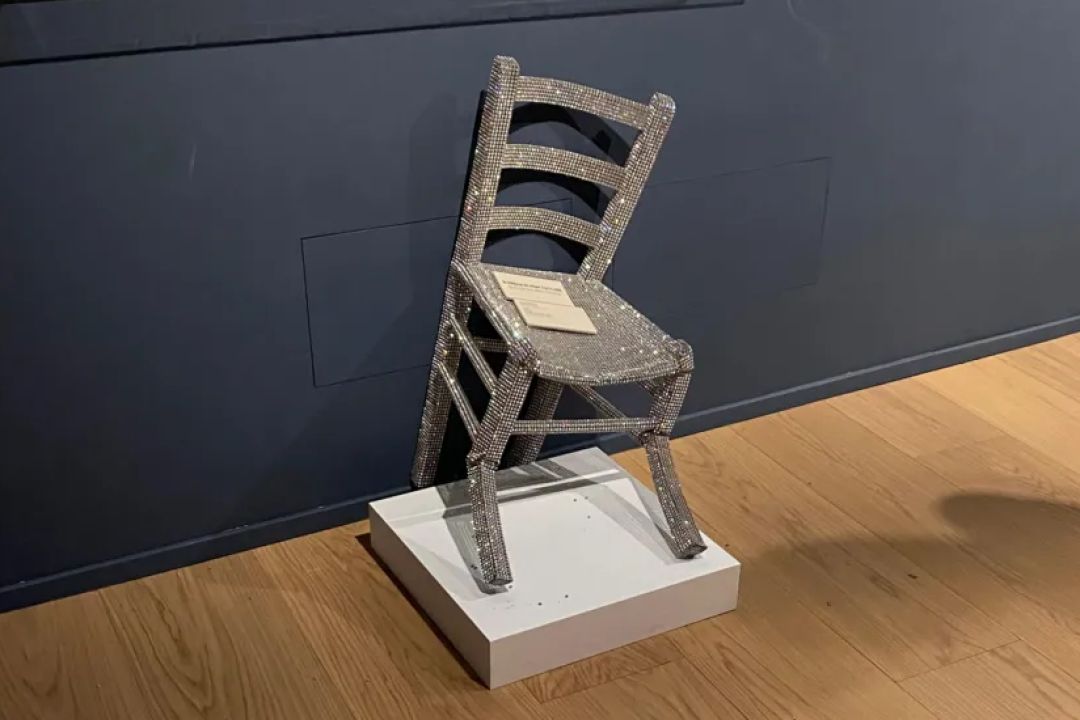 В італійському музеї пара зламала кришталевий “стілець Ван Гога”, роблячи селфі