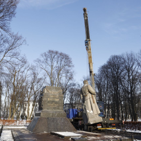 В Киеве демонтировали памятник Ватутину: фото