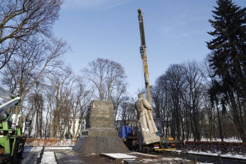 В Киеве демонтировали памятник Ватутину: фото