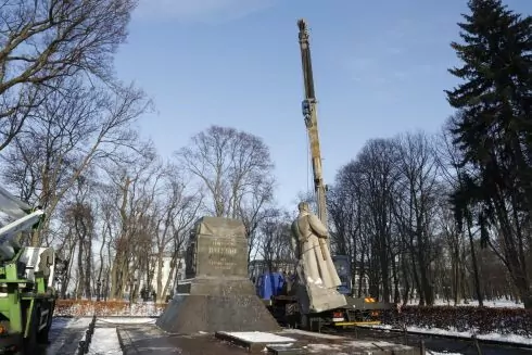 У Києві демонтували пам&rsquo;ятник Ватутіну: фото