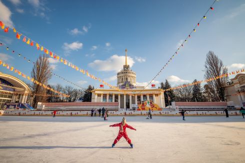 На ВДНГ открылась “Зимова країна«: работает каток, Резиденция Санты и экспозиция »Нескорена нація"