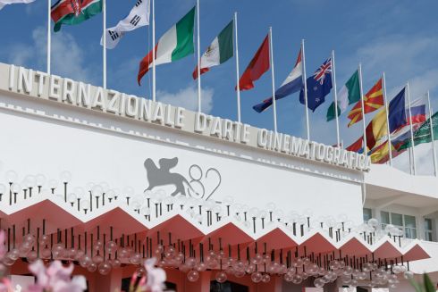 На відкритті Венеційського кінофестивалю підняли російський прапор