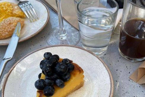 Біля «Арсенальної» відкрилася кав’ярня «Тут буде»