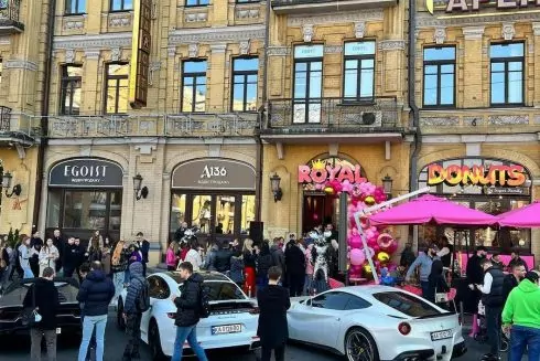 На Бессарабке открылась первая пончиковая немецкой сети Royal Donuts