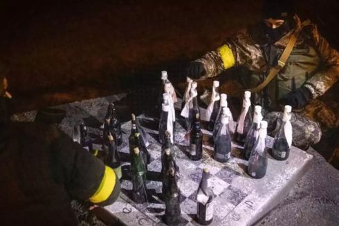 Необычные шахматы во время войны. Фото теробороны под Киевом в топе фотографий года по версии BBC