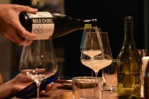 Вина з полиці, кава та випічка: у центрі Києва запрацював винний бар і магазин «Льо»