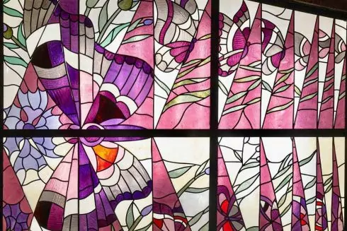 Уникальные витражи КНУ на ВДНГ будут восстанавливать: людей просят вернуть обломки работ для реставрации