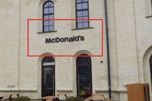 Комунальники показали зразкові рекламні вивіски Києва: фото