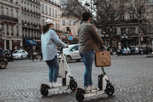 В Украине самокаты и моноколеса признали транспортными средствами. Закон подписал президент