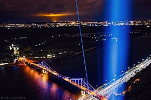 У небі Києва засвітили сотні прожекторів. Це акція на підтримку працівників культурної індустрії